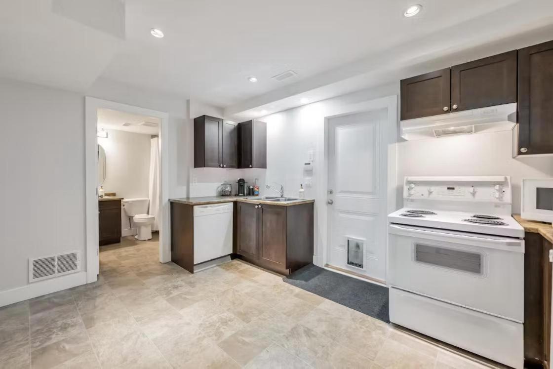Private 1 Bedroom In Brookswood Langley Exteriér fotografie